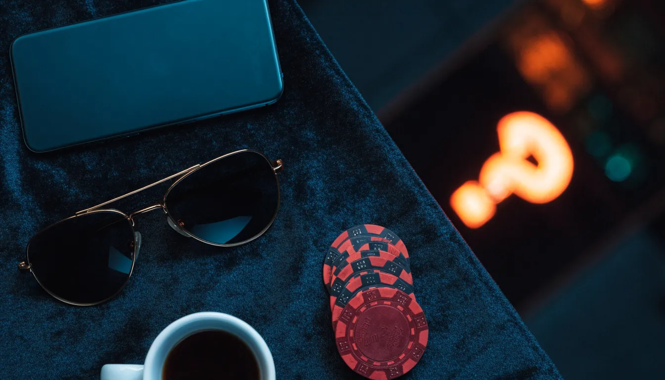 Smartphone met fiches en neonverlichting op een donker tafelkleed